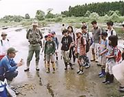 野外調査の前に現地で博物館の島本先生のお話を聞く