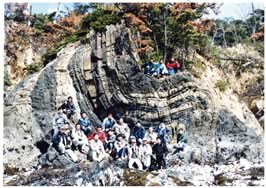 激しく湾曲した牡鹿半島のジュラ紀の地層